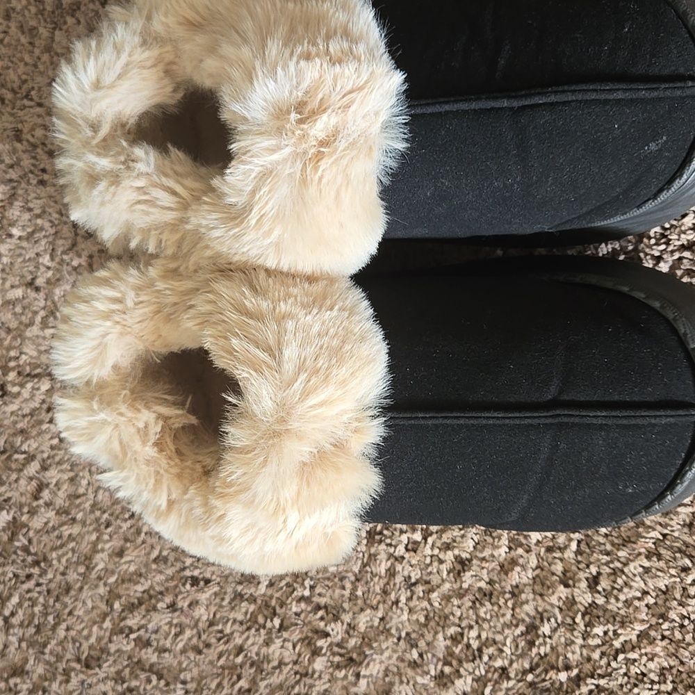 NWOT Cozy Fur Booties, SIZE 6